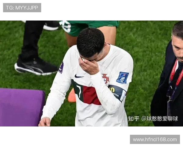 当终场哨响起时C罗与世界杯擦肩而过与梦想渐行渐远的落寞背影